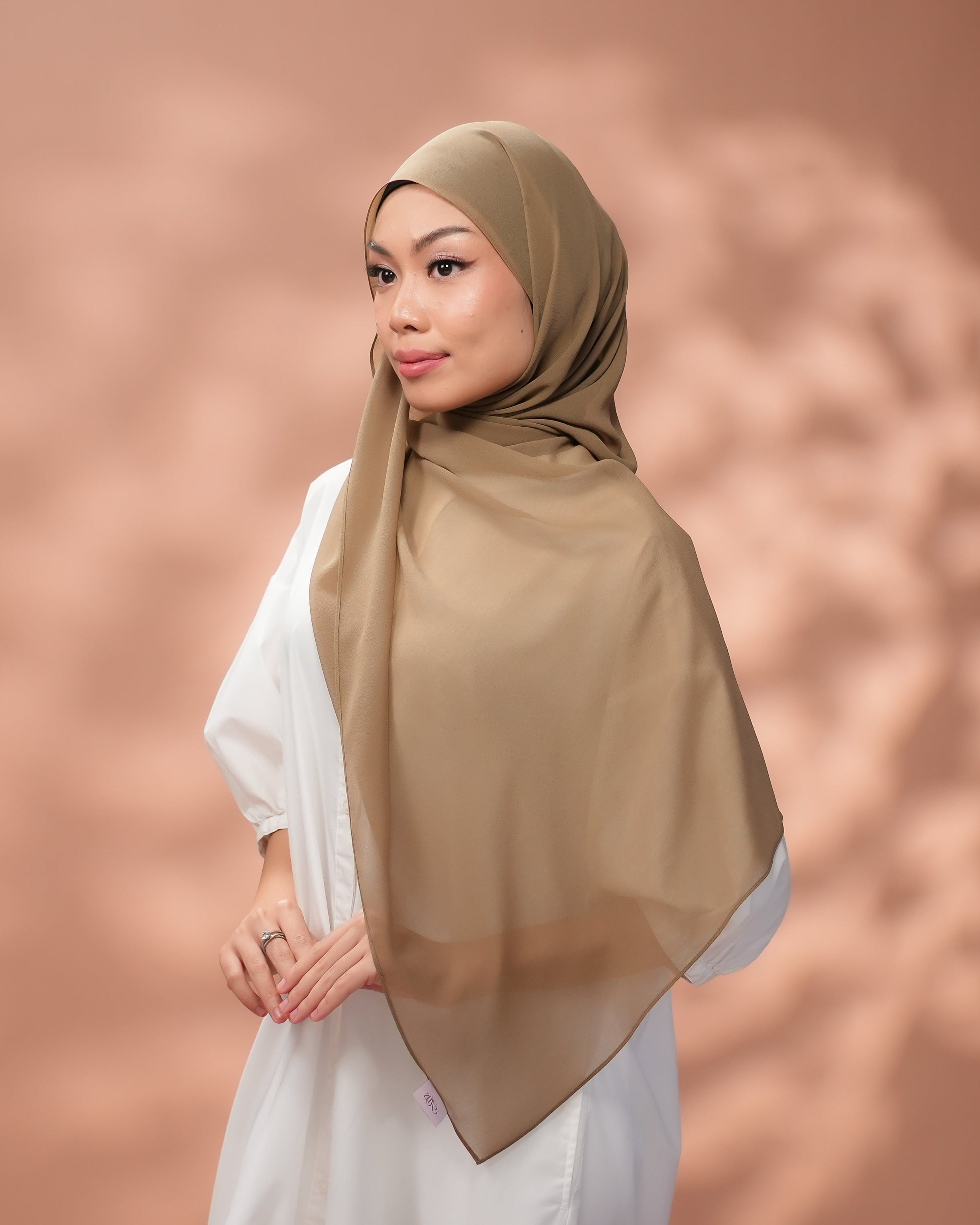 Aura in Taupe